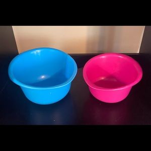 Set of 2 plastic mixing bowls